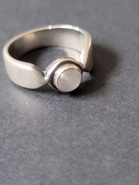 Vintage Sterping Silver Ring with White Moonstone Cabochon - size 9